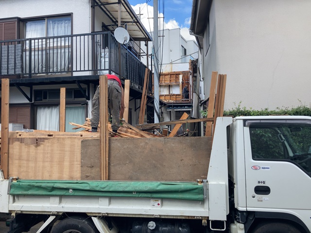 東京都杉並区阿佐ヶ谷北の木造2階建て住宅解体工事中の様子です。